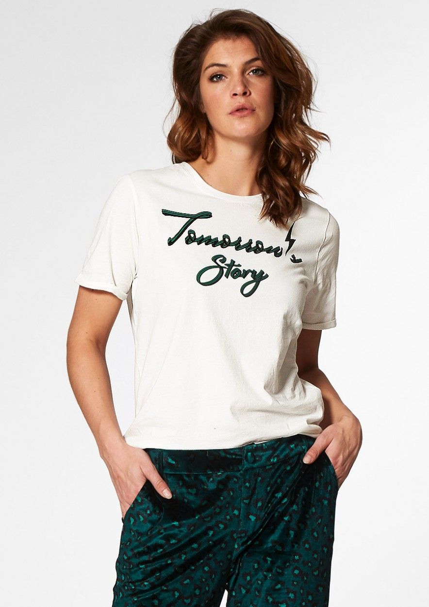 hoogte zijde Hoorzitting Magic wit katoenen t-shirt met tekst voor dames | Circle Of Trust official webshop hoogte zijde Hoorzitting Magic wit katoenen t-shirt met tekst voor dames | Circle Of Trust official webshop