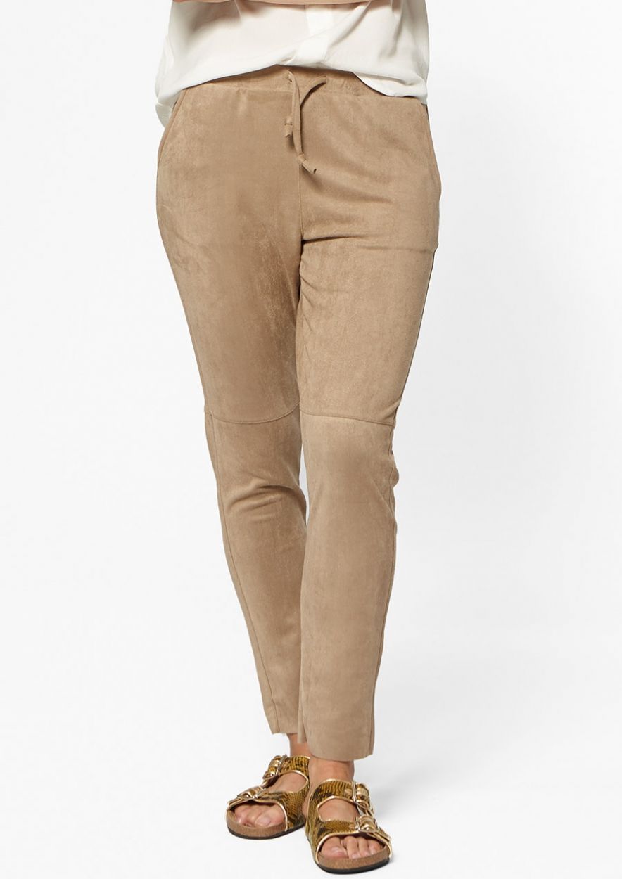 De volgende Botsing badminton Krista beige joggingbroek met suède look voor dames | Circle Of Trust official webshop De volgende Botsing badminton Krista beige joggingbroek met suède look voor dames | Circle Of Trust official webshop