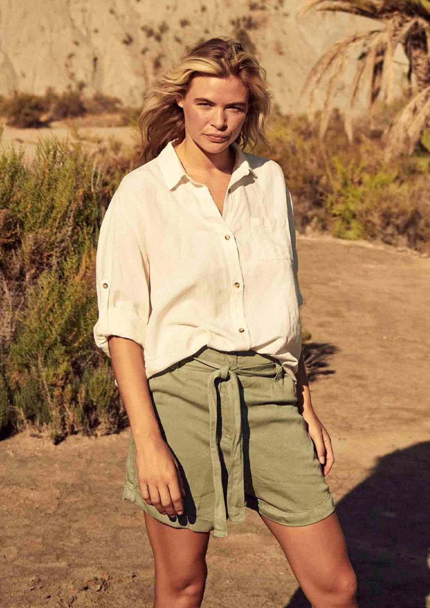 Dahlia witte linnen dames blouse met een loose fit Circle Of