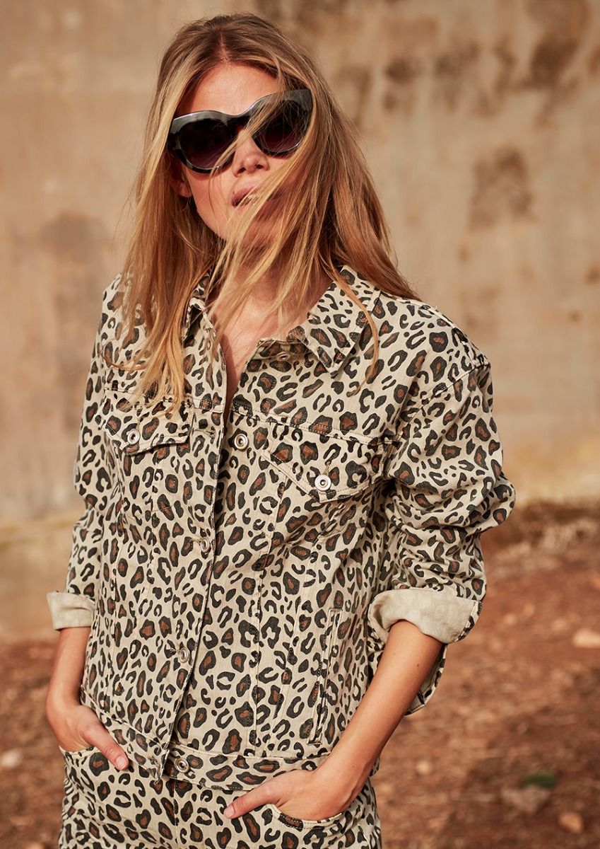 pakket Pebish operatie Thirza loose fit denim jack met all-over luipaardprint voor dames | Circle Of Trust official webshop pakket Pebish operatie Thirza loose fit denim jack met all-over luipaardprint voor dames | Circle Of Trust official webshop