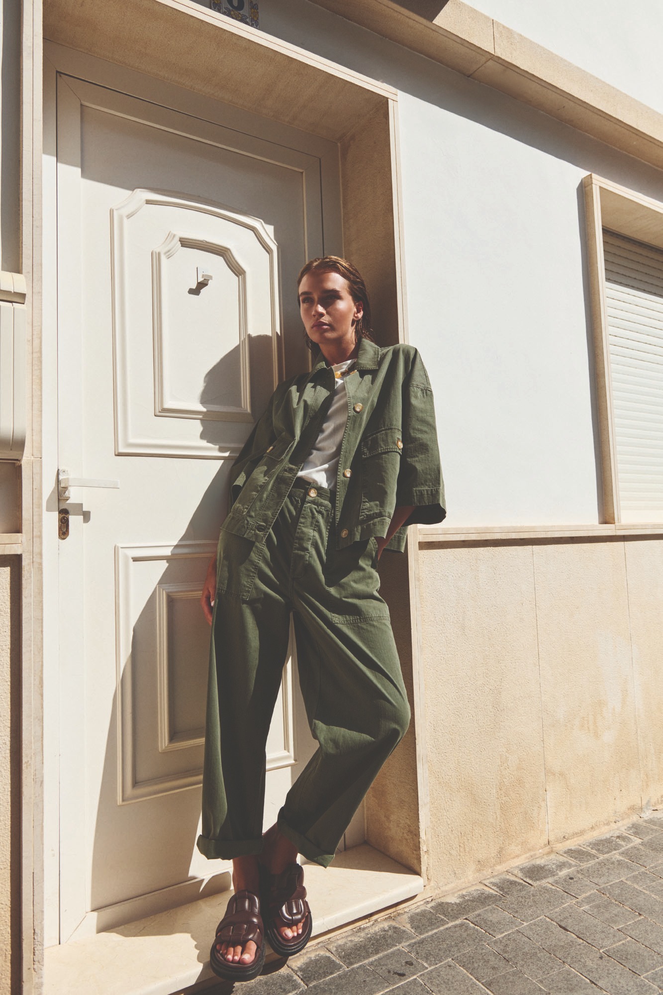 LOOK_13_KAKI_VEST_WHITE_SHIRT_2406