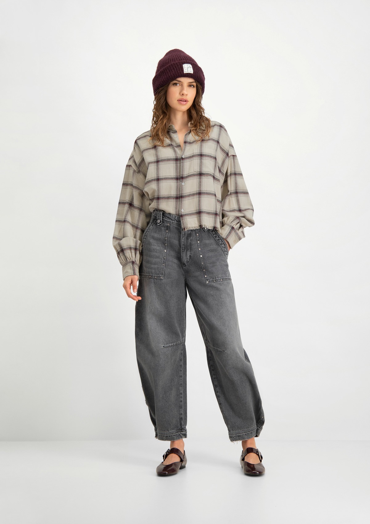 loes_hat_aubergine_-_loren_pants_autumn_smoke_-_dilan_blouse_aubergine_Fullbody_RAW_4